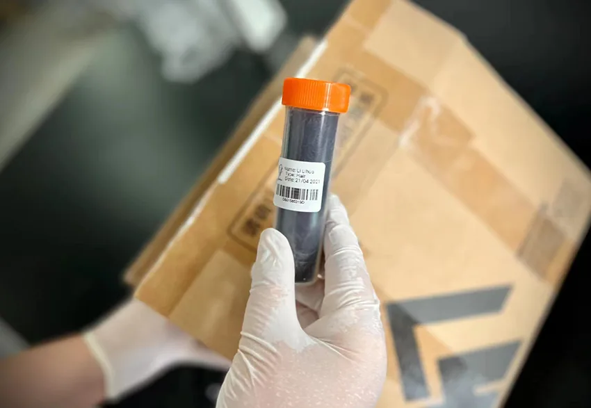 情丝戒制作流程第1步：登记装在样本管中的毛发