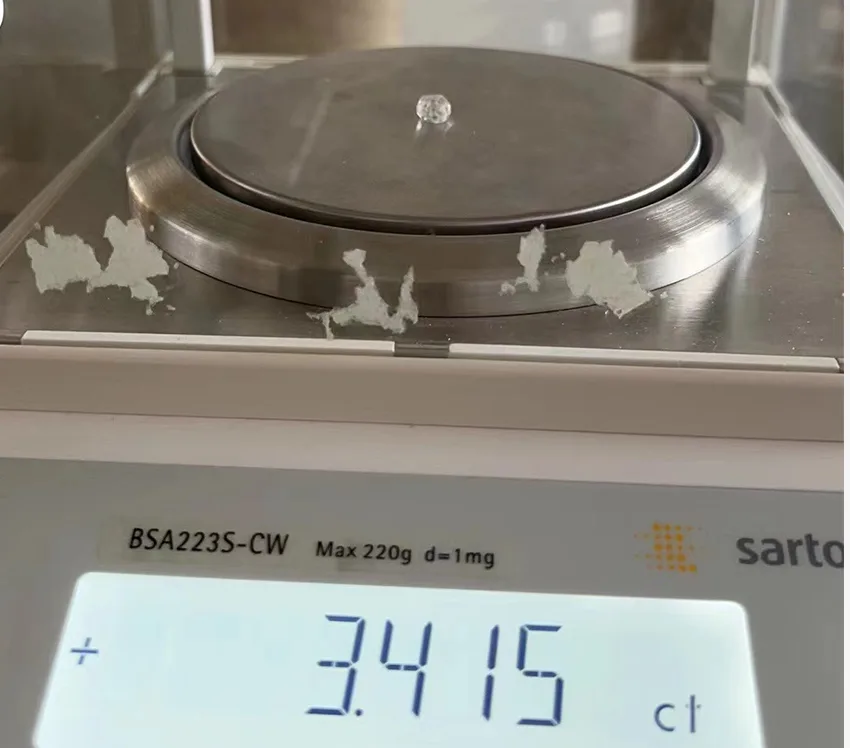 情丝戒制作流程第10步：在精密天平上称量钻石毛坯